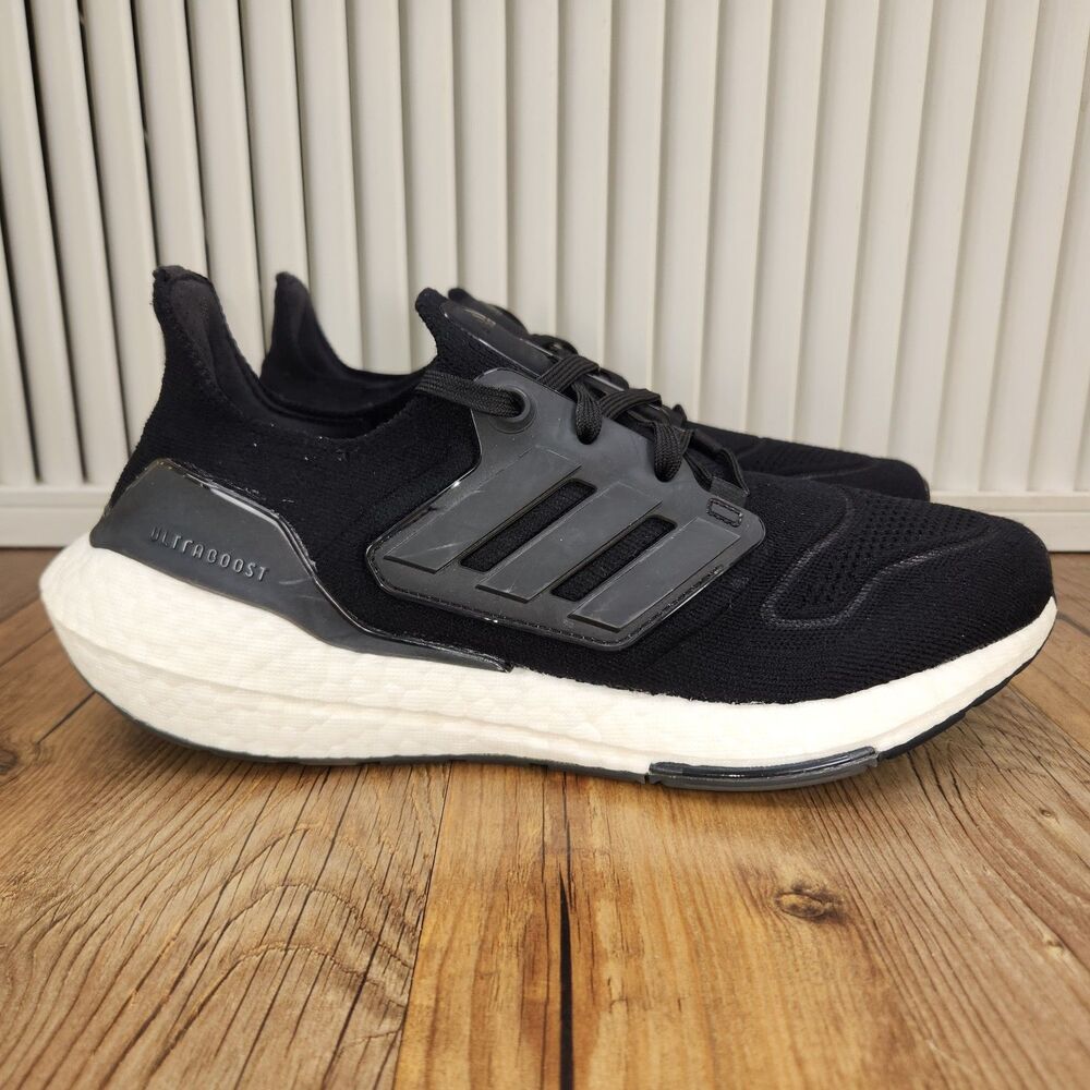 Adidas Ultraboost 22 Running Shoes Womens Size 9 Black White Sneakers GX5591